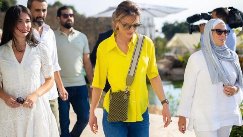 بالصور: الملكة رانيا في إطلالة بالجينز