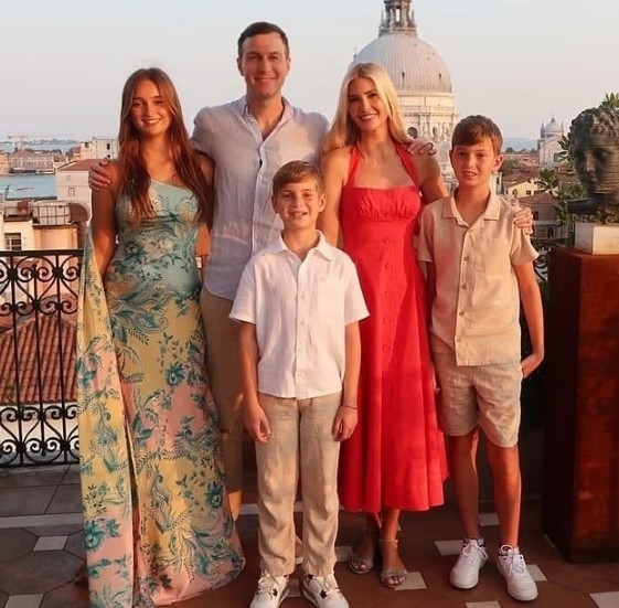 بدء توافد ضيوف زفاف جيف بيزوس... وظهور لافت لإيفانكا ترامب وابنتها!