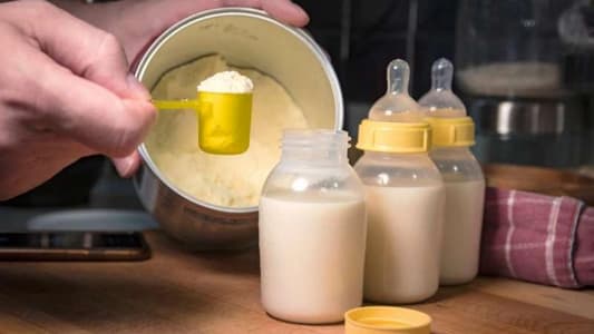الحليب لطفل شهريًّا... رقمٌ كبير وعبء جديد على الأهل!