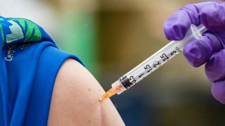 Do Your Vaccine Side Effects Predict How You’d React to COVID-19?