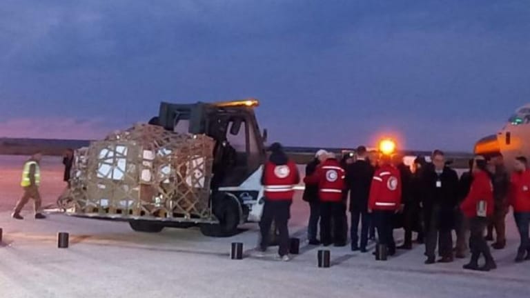 حميّة: أولى طائرات المساعدات الإنسانية لسوريا حطت اليوم في بيروت