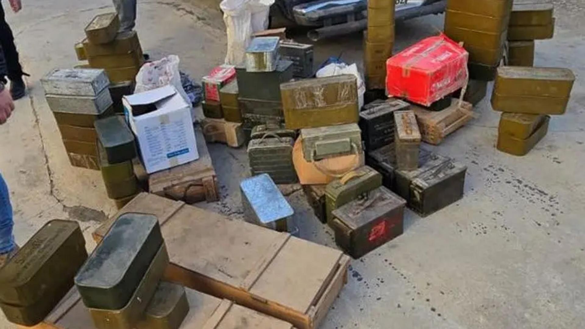 بالصور: أسلحة وذخائر حربيّة... والجيش يتحرّك!