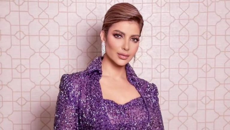 أصالة تثير الجدل بـ "لوك" غير مألوف: شعر أزرق!