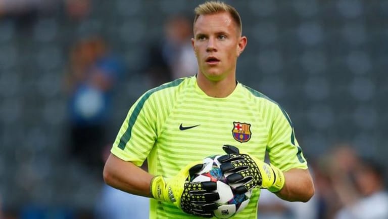 حارس برشلونة يغيب عن الفريق بسبب عمليّة جراحية