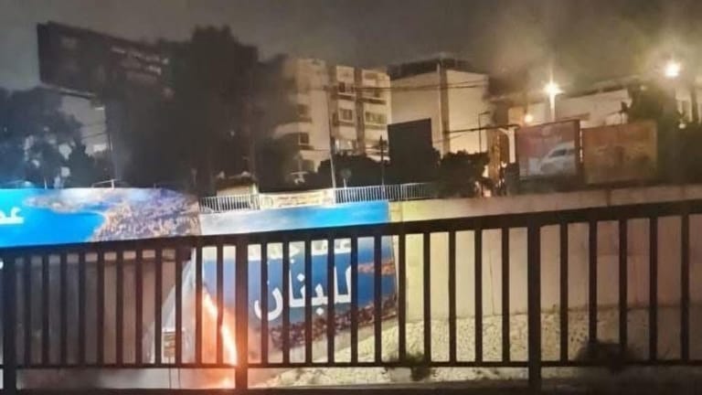 بالصّورة: إحراق لافتات "عهد جديد للبنان" على طريق المطار