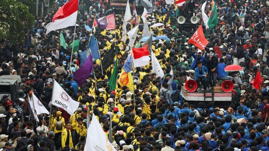 Protests across Indonesia as parliament delays change to election law