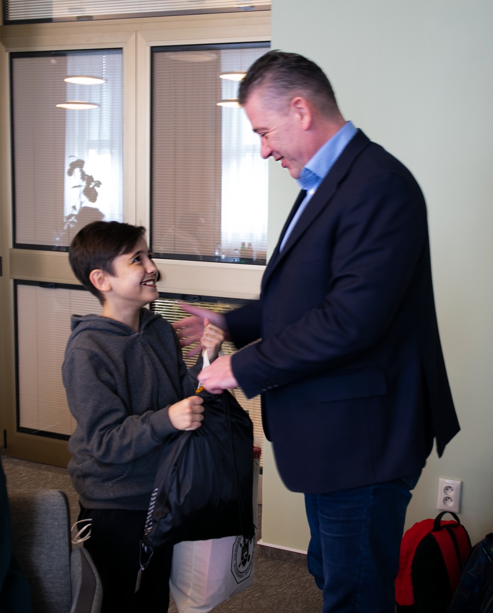 طفلٌ يُغادر أوكرانيا.. مع رقم هاتف مكتوب على يده فقط!