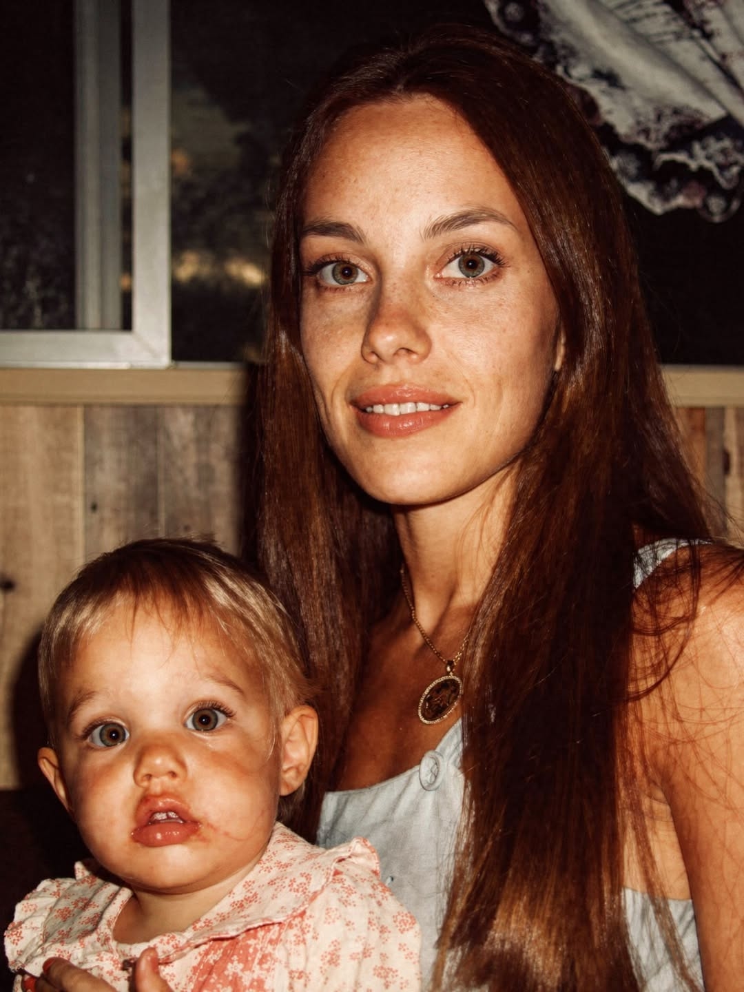 بالصور: والدة أنجلينا جولي تضاهيها جمالاً وإنسانية