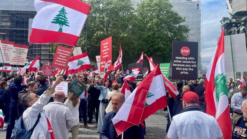 بالفيديو: نواب لبنانيون يتظاهرون مع الجالية