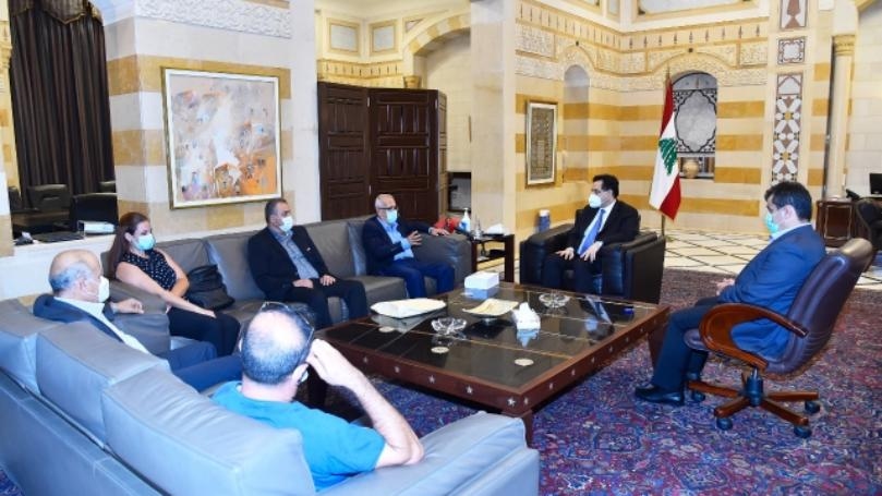 دياب تسلم من وفد مركز الخيام لتأهيل ضحايا التعذيب موسوعة معتقل الخيام