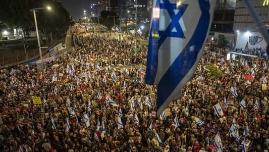 Protests in front of the US embassy in Tel Aviv are demanding that Netanyahu announce his agreement to a ceasefire in his speech to Congress