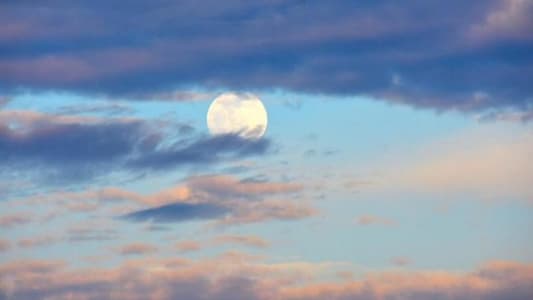 لماذا يُمكننا رؤية القمر خلال النهار؟