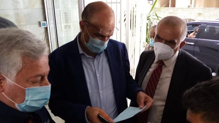 بالصّور: وزير الصحة حمد حسن يدهم مستودعاً في الأشرفية