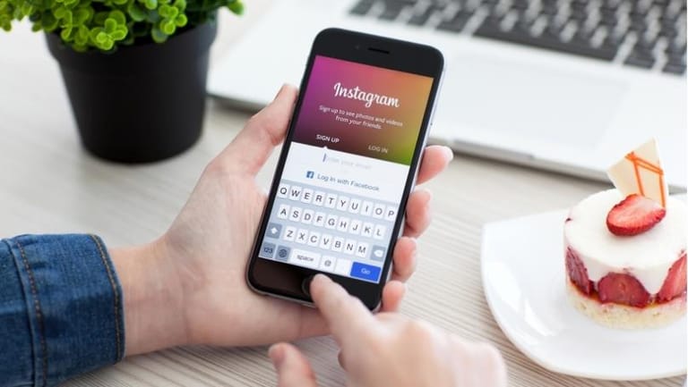 Mother Pays Son $1,800 After He Completes 6-Year Challenge to Stay Off Social Media Until 18th Birthday