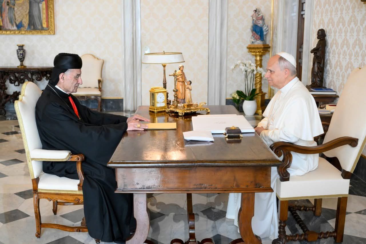 بالصور: اللقاء الأول... وهدية للبابا