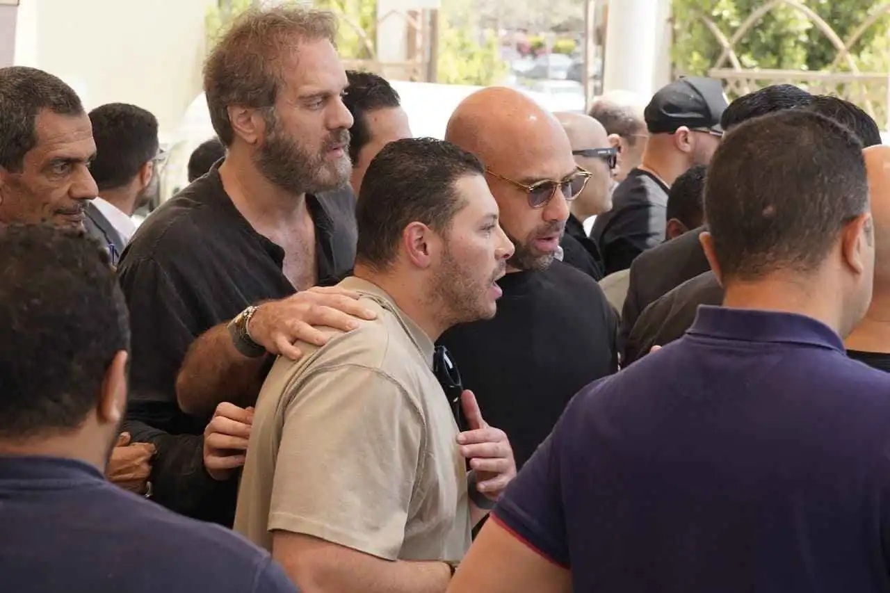 بالصور: مشاهد مؤثرة... زوجة هاني شاكر وابنه في وداعه الأخير