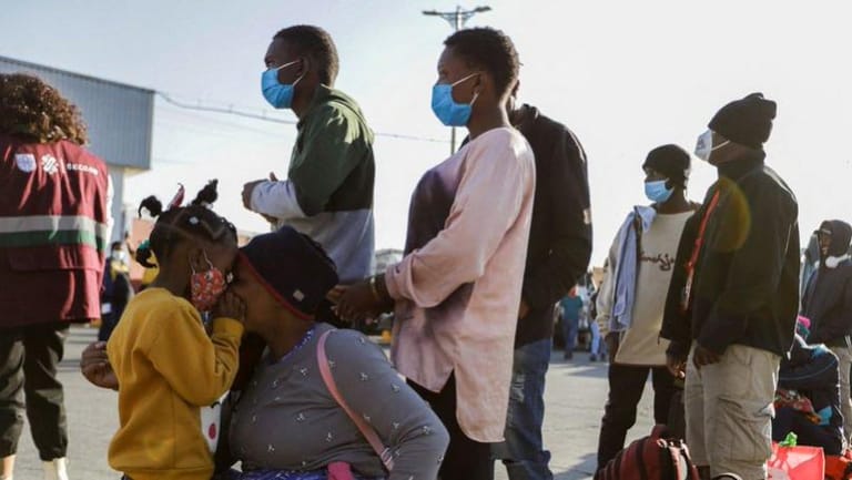 After weeks walking, Mexico migrant caravan splits up on buses headed north