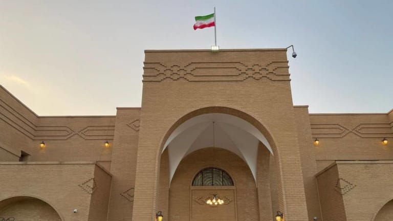 إيران تعيد افتتاح سفارتها في الرياض
