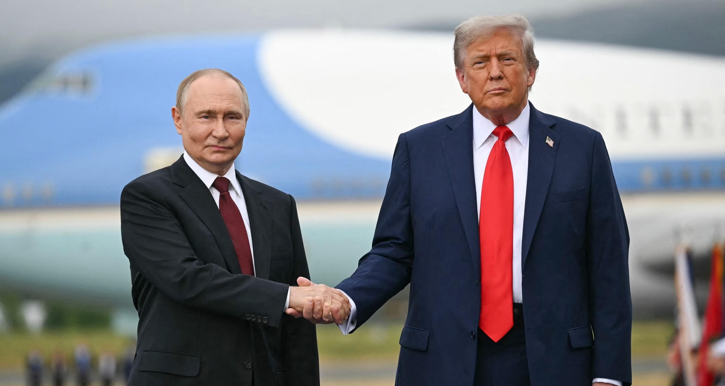 ماذا قال ترامب لبوتين على السجادة الحمراء؟