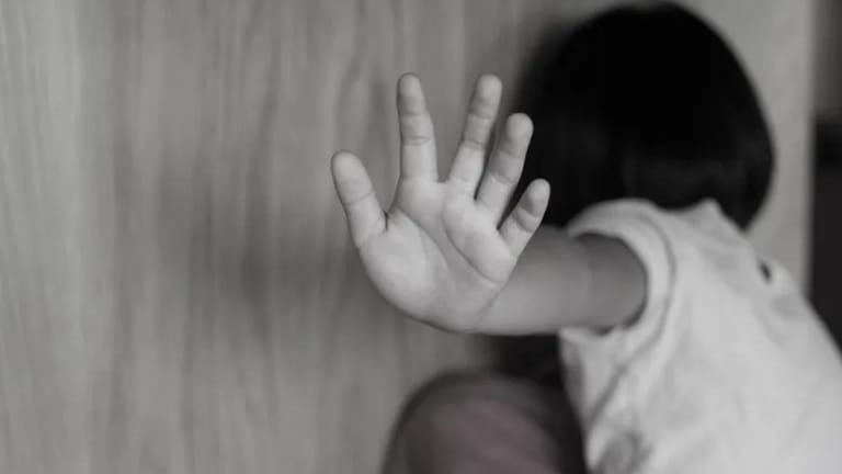 جريمة مروّعة في البقاع: أم تعنّف أطفال زوجها وتحرق ابنته بسكين… بتواطؤ من الزوج!