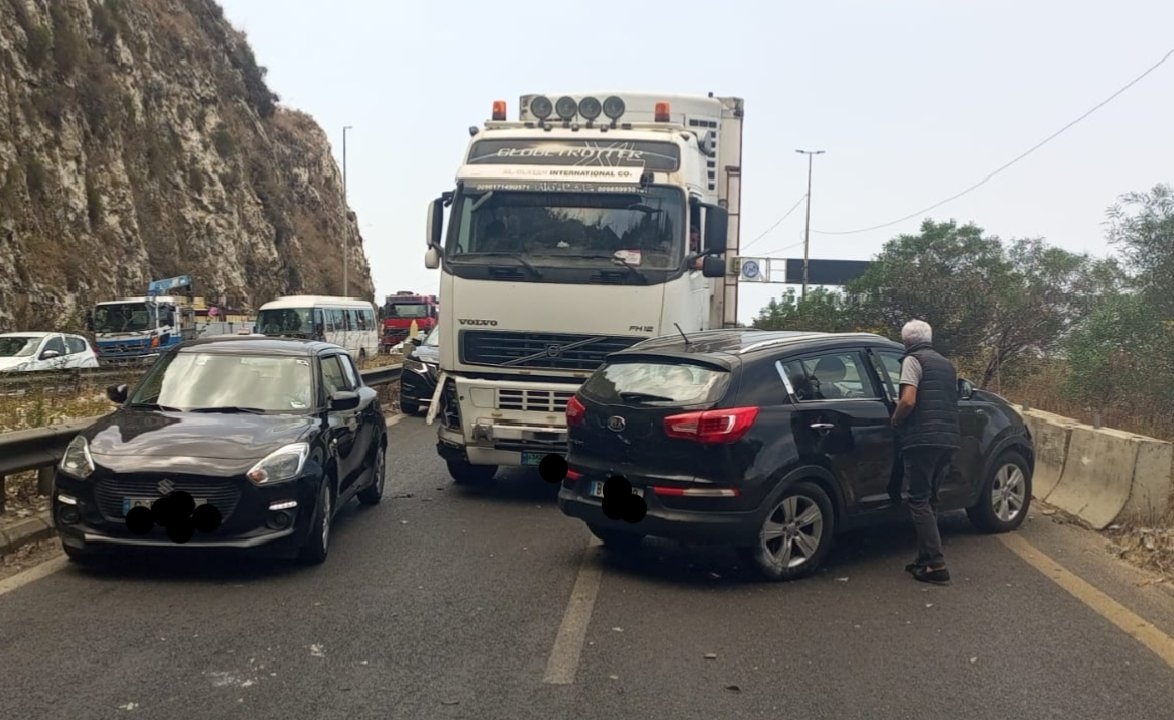 التحكم المروري: تصادم بين سيارتين على المسلك الشرقي لأوتوستراد الضبيه قبل نفق نهر الكلب وحركة المرور كثيفة في المحلة
