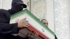 إليكم هويّة الرجل المقنّع الذي ظهر في جنازة خامنئي