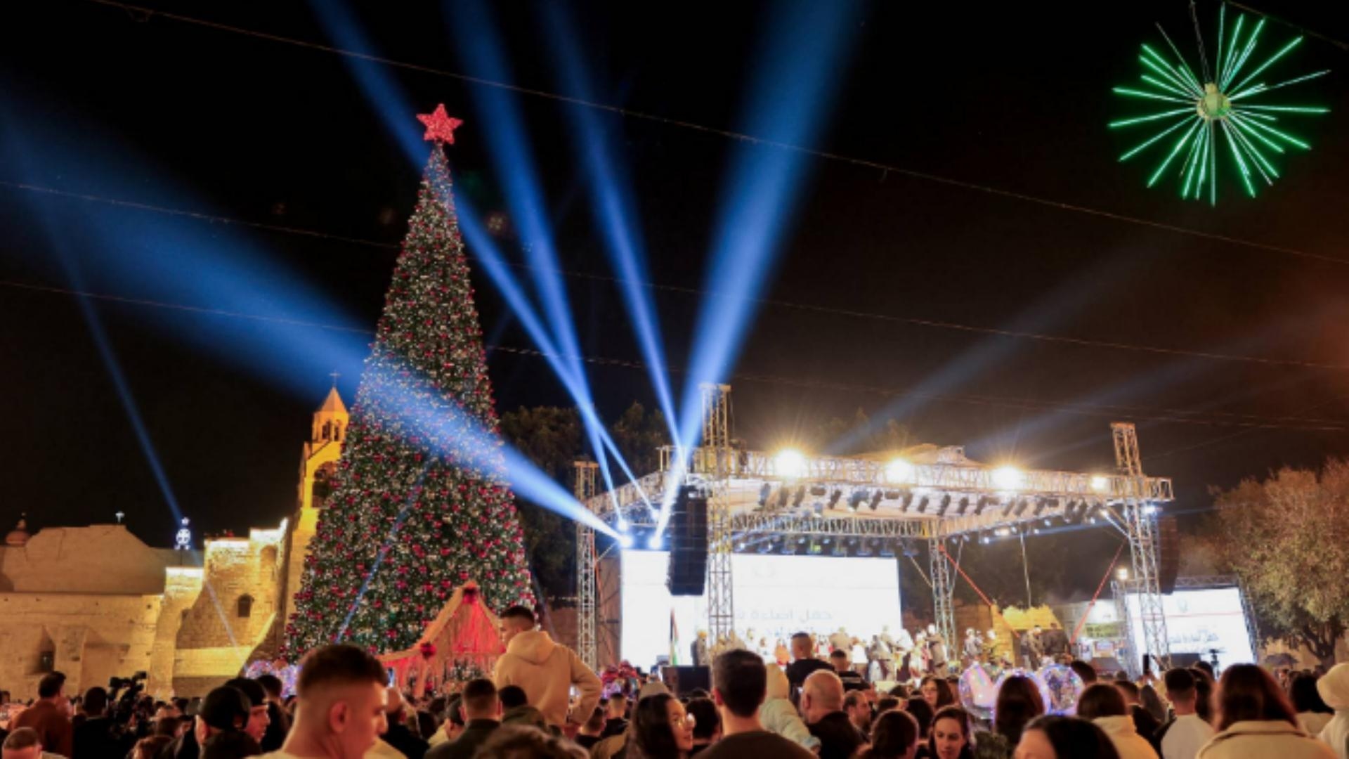 للمرة الأولى منذ عامين.. إضاءة شجرة الميلاد في بيت لحم