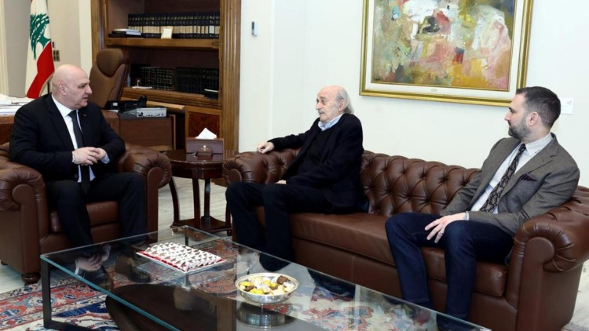 لبنان على مفترق مسارات شديدة الحساسية... وكواليس تحرُّك جنبلاط