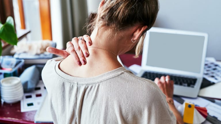 حدبة الرقبة المزعجة.. هكذا تتخلّص منها