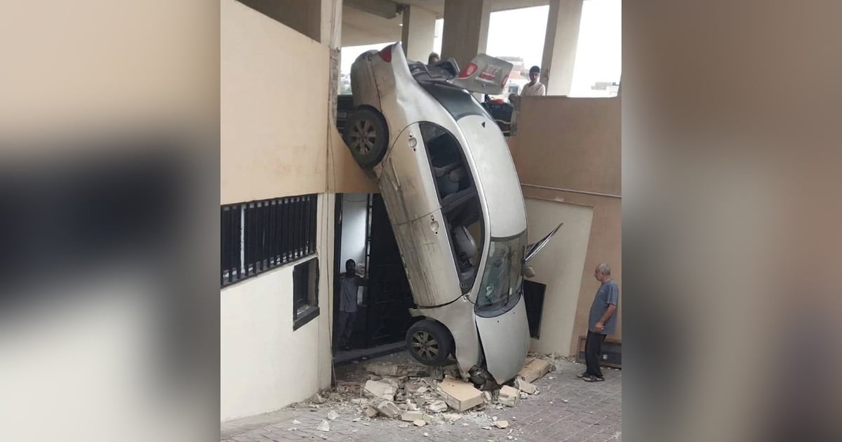 Strange scene in Aramoun: car overturns inside the building's parking lot