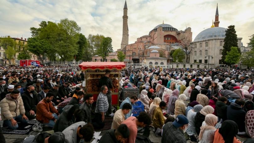 Photos: Muslims Around the World Celebrate Eid al-Fitr 2022