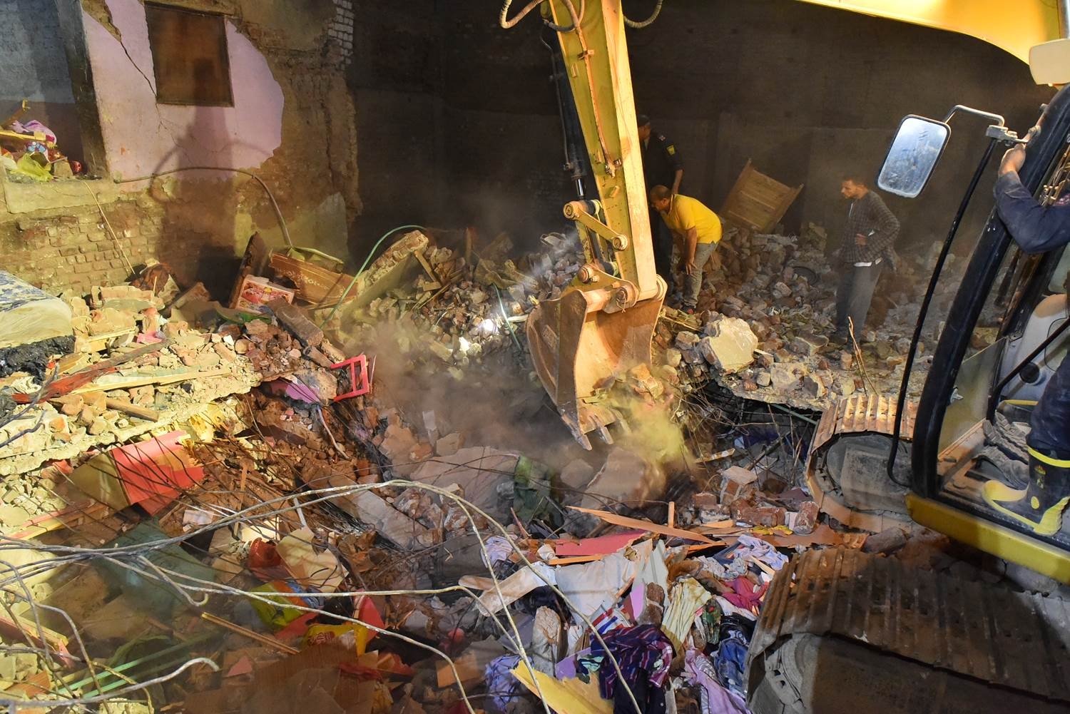 بالصّور: مقتل طفلة وإصابة 7 أشخاص بانهيار منزل