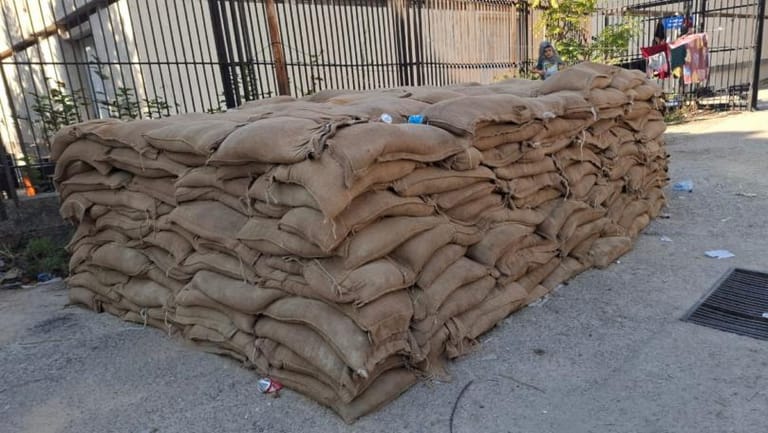 بالصور: أكياس رملٍ ومخالفات... ماذا يحصل في "مهنيّة الدكوانة"؟