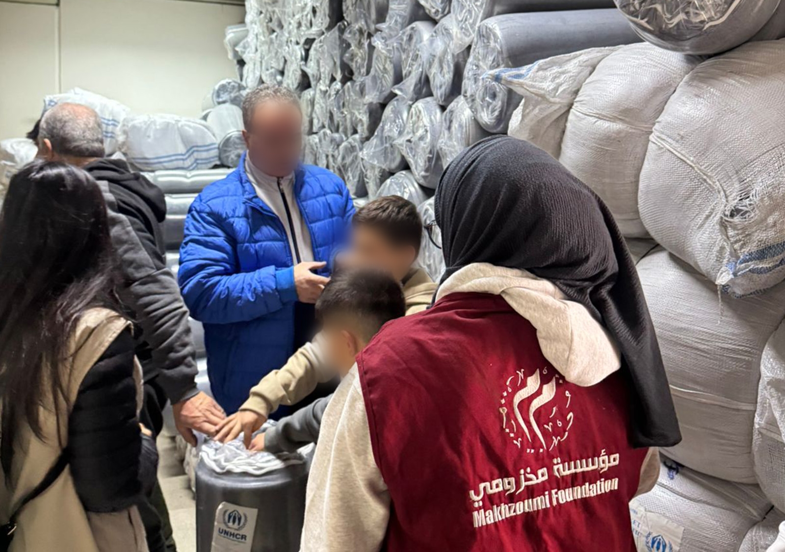 بالصّور: مؤسّسة مخزومي تُوزّع آلاف الموادّ الإغاثيّة الضروريّة للنازحين