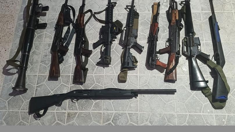 مداهمات للجيش... بالصور: أسلحة حربيّة وذخائر وعملة مزوّرة