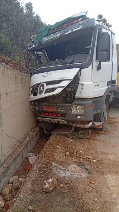 بالصّورة: تدهور شاحنة على طريق المنصورية والاضرار مادّية