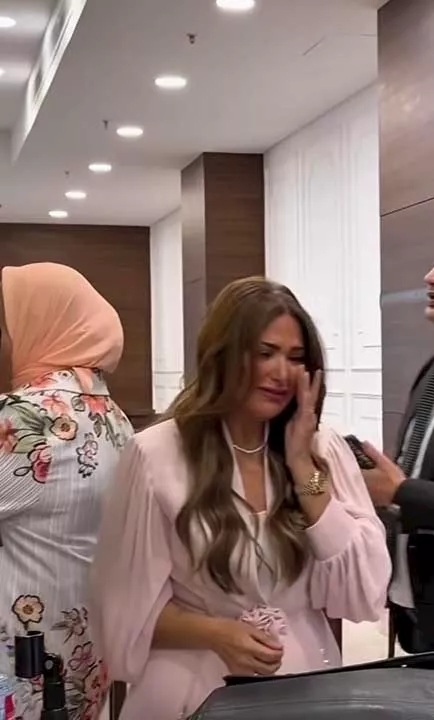صابرين تبكي في عقد قران ابنها