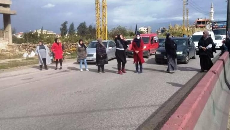 نساء يقطعن أوتوستراد المنية إحتجاجاً على تردي الوضع المعيشي