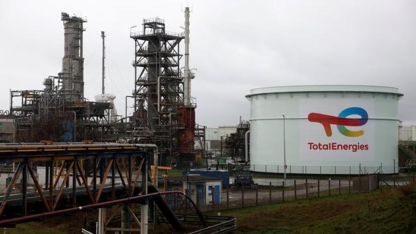 Strike cuts French power supply, halts refinery shipments