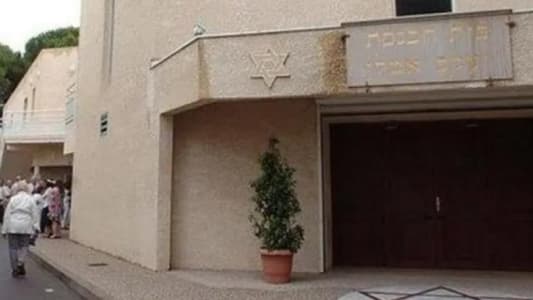 AFP, according to a source close to the investigation: A suspect in the explosion in front of a Jewish synagogue in France was spotted carrying a Palestinian flag