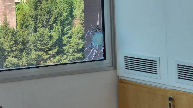 بالصور: شخص مجهول الهويّة أطلق النار منذ قليل على فرع "بنك بيروت" في جبيل