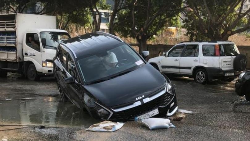 بالصور: انهيار طريق... وسقوط سيارات