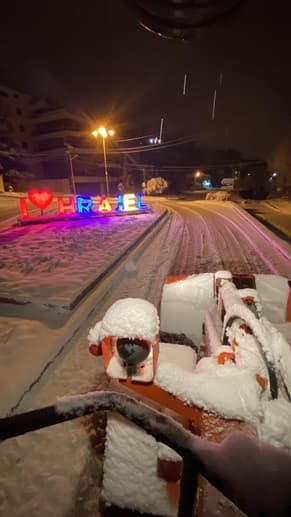 بالصور: إنقاذ مواطنين احتجزتهم الثلوج