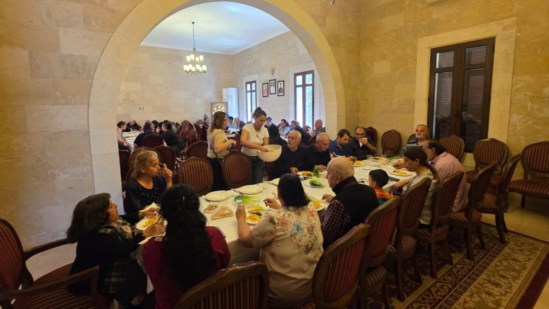 بالصّور: غداء محبة ولقاء مع النازحين في دار رعية سيدة عمشيت