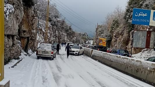 بالصّور: انزلاق السيارات بسبب تكوّن الجليد وتساقط الثلوج على طريق عجلتون