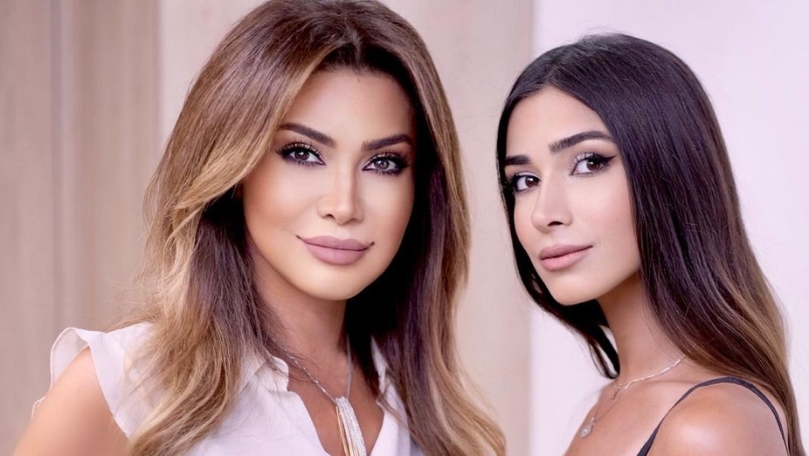 تيا ديب في صورة لافتة مع والدتها ورسالة حبّ ”من القلب“