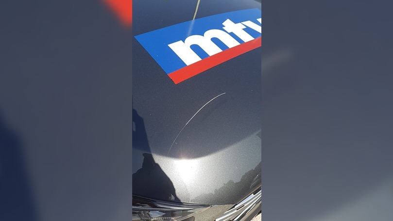 بالصور: هذا ما فعله "الزعران" بسيّارة mtv