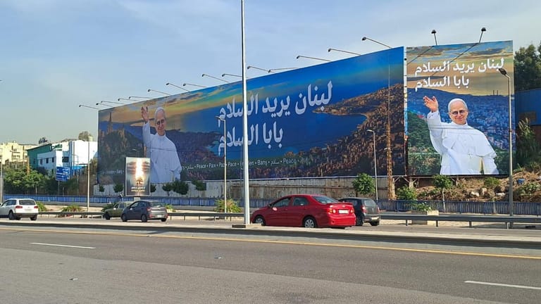 بالصورة: "بابا السلام" على طريق المطار