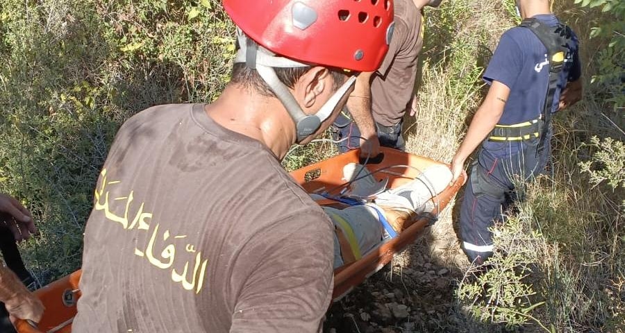 بالصور: هوى في وادٍ شديد الانحدار... وعملية إنقاذ