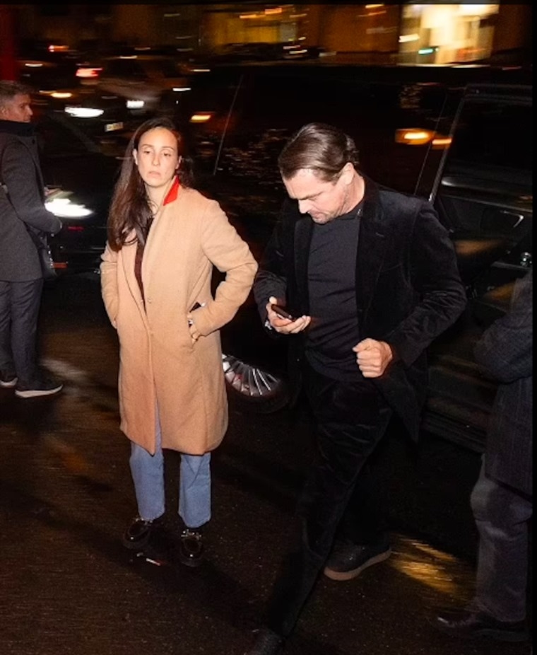 بالصور: ليوناردو دي كابريو في باريس مع صديقته الجديدة